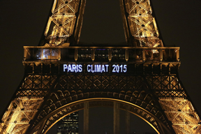  'Paris Climate 2015' affiché sur la tour Eiffel